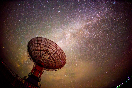 Radio telescopes and the Milky Way at nightの写真素材