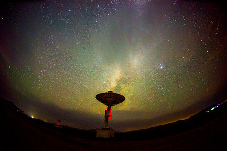 Radio telescopes and the Milky Way at nightの写真素材