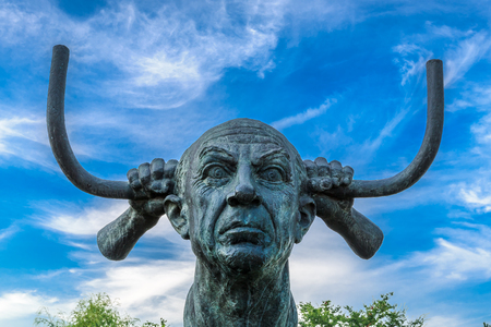 Spanish painter Pablo Picasso statueのeditorial素材