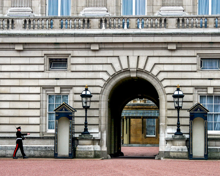 A sentry guard at Buckingham Palace, London, UK.のeditorial素材