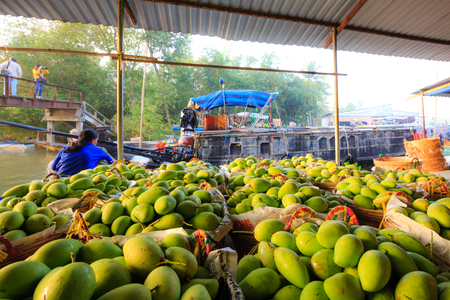 Selling fruit on floating marketのeditorial素材