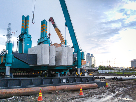 Hochiminh City, Vietnam - September 10, 2015: hydraulic drilling machines on construction sites in the city subway lines HoChiMinhのeditorial素材