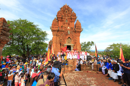 Phan Rang city, Vietnam - October 12, 2015: crowd of Vietnamese in tradition clothing, They are here in the Annual Kate festival, The Most Important Ancient Ceremony of Cham Cham tower at Poklong Brahman print Girai festival of ngi Kate Phan Rang, Ninh Thのeditorial素材