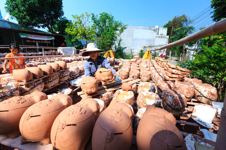 Binh Duong province, Vietnam - October 25, 2015: in a piggy bank, factory, a product is a toy and am also is the box where Vietnamese children save for c coins. Workers are making processes shaping the mold piggyのeditorial素材