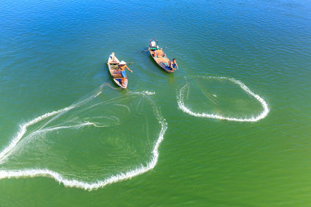Tri An lake, Dong Nai Province, Vietnam - November 19, 2015: Two men cast fishing nets chng reservoir on the Tri An. This is the daily work of ngi from fishing villageのeditorial素材
