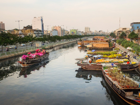 Hochiminh City, Vietnam -February 04, 2016 - In a week of the annual Lunar New Year, many boats loaded with many kinds flowers from the garden in the southwest through the canals gathering at the wharf BinhDong on TauHu canal , forming a large flower markのeditorial素材