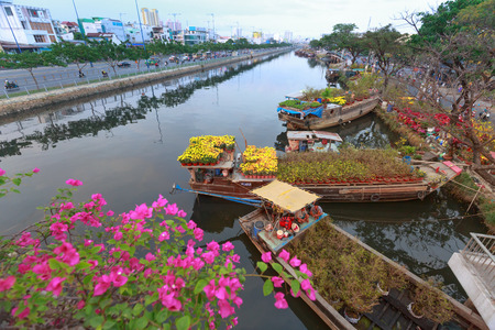 Hochiminh City, Vietnam - February 03, 2016 - In a week of the annual Lunar New Year, many boats loaded with many kinds flowers from the garden in the southwest through the canals gathering at the wharf BinhDong on TauHu canal , forming a large flower marのeditorial素材