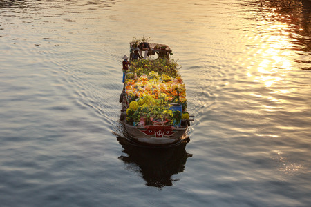 Hochiminh City, Vietnam - February 04, 2016 - In a week of the annual Lunar New Year, many boats loaded with many kinds flowers from the garden in the southwest through the canals gathering at the wharf BinhDong on TauHu canal , forming a large flower marのeditorial素材