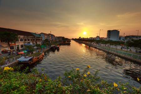 Hochiminh City, Vietnam - February 04, 2016 - In a week of the annual Lunar New Year, many boats loaded with many kinds flowers from the garden in the southwest through the canals gathering at the wharf BinhDong on TauHu canal , forming a large flower marのeditorial素材