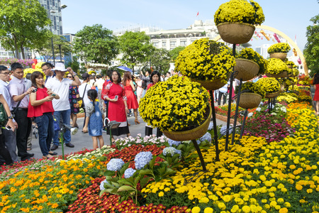Hochiminh City, Vietnam - January 28, 2017 : in the Lunar New Year, Vietnamese people and tourists were on Nguyen Hue walking street happily to enjoy the atmosphere of springのeditorial素材