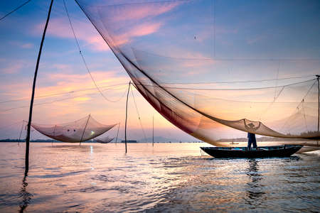 Hoi An, Cua Dai - May 10, 2020: Catch fish Cua Dai, a cultural characteristic of the Thu Bon water area. Fishermen are working on the Thu Bon River in Cua Dai fishing village, Hoi An. Hoian is a UNESCのeditorial素材