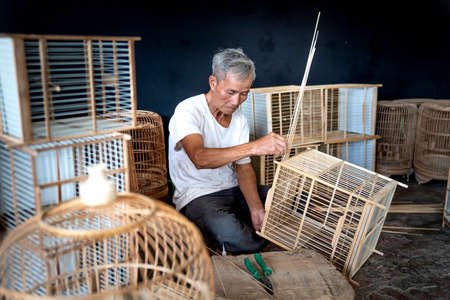 Canh Hoach Village, Thanh Oai District (Hanoi), Vietnam - Septembre 15, 2020: Photo of a skilled farmer is making a bamboo bird cage in Canh Hoach Village, Thanh Oai District (Hanoi), Vietnamのeditorial素材