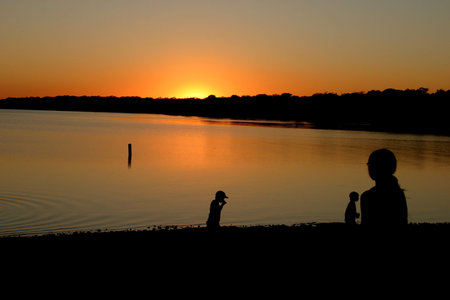 watching sun go down the horizonの写真素材