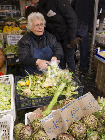 Preparing Artichokes on the market at Campo di Fiori in Rome Italyのeditorial素材