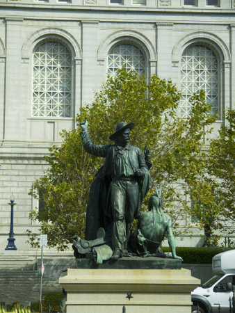 City Hall and Statue to the 49s of the goldrush in San Francisco USAのeditorial素材