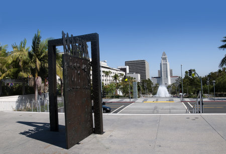 Los Angeles City Hall California USA seen through a statue of a Doorのeditorial素材
