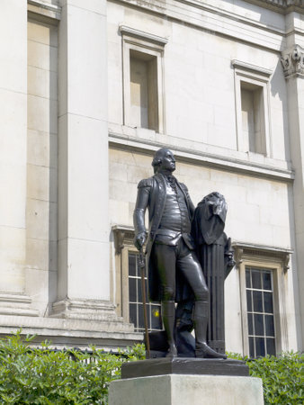 Statue outside the National Gallery in London Englandのeditorial素材