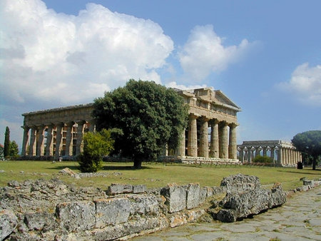Temples at Paestum in Southern Italy. Paestum was a Greek city, which was abandoned after the eruption of Vesuvius in 79AD when the river feeding the city dried upのeditorial素材