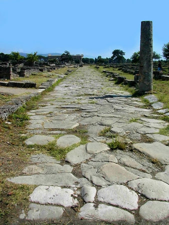 Temples at Paestum in Southern Italy. Paestum was a Greek city, which was abandoned after the eruption of Vesuvius in 79AD when the river feeding the city dried upのeditorial素材
