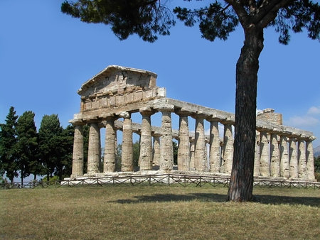 Temples at Paestum in Southern Italy. Paestum was a Greek city, which was abandoned after the eruption of Vesuvius in 79AD when the river feeding the city dried upのeditorial素材