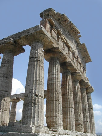 Temples at Paestum in Southern Italy. Paestum was a Greek city, which was abandoned after the eruption of Vesuvius in 79AD when the river feeding the city dried upのeditorial素材