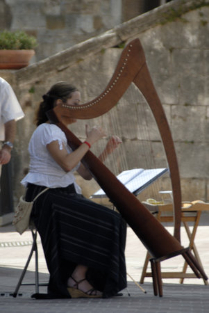 Harpist in the streets of San Gimignano Tuscany Italyのeditorial素材