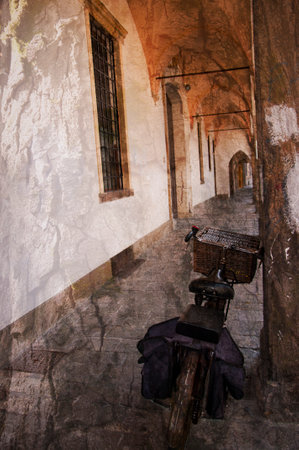 Bicycle in the colonnades of Padua Italyのeditorial素材