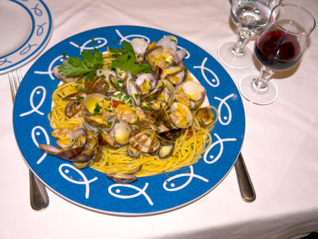 spaghetti alla vongole Spaghetti with clams in Marina Grande Sorrento Italyのeditorial素材