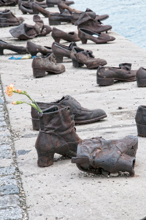 Bronze shoes on the quayside of the River Danube in Budapest to remember the deportation of Hungarian Jews to the Nazi Death Campsのeditorial素材