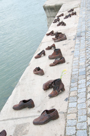 Bronze shoes on the quayside of the River Danube in Budapest to remember the deportation of Hungarian Jews to the Nazi Death Campsのeditorial素材
