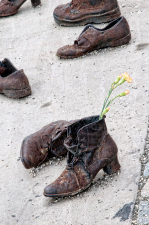 Bronze shoes on the quayside of the River Danube in Budapest to remember the deportation of Hungarian Jews to the Nazi Death Campsのeditorial素材