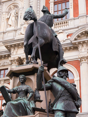 Statues outside the Museum of the Risorgimento in Turin Italyのeditorial素材