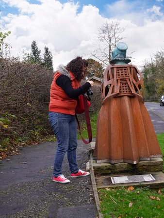 Statue of Dame Alice Nutter in Roughlee by Pendle Hill Lancashire. She was hung as a witch in 1612のeditorial素材