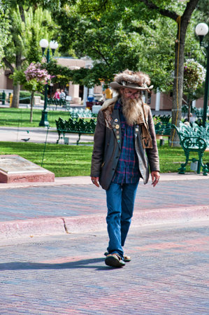 Creative Character walking the streets of Santa Fe in New Mexico USAのeditorial素材