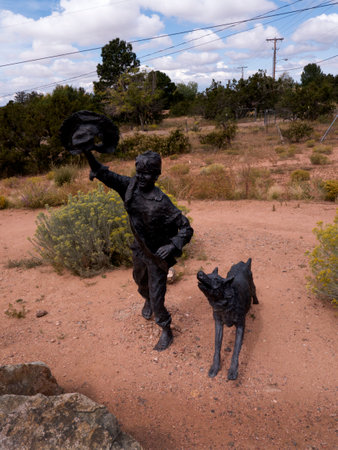 Huge Bronze Statue of Wagon Train Marking the end of the Santa Fe Trail  to West USAのeditorial素材