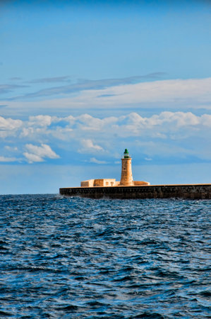 Lighthouse at the entrance to the Grand Harbour in Valleta Maltaのeditorial素材