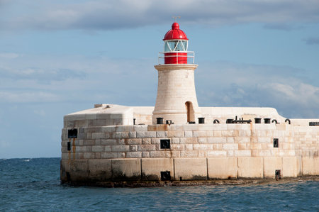 Lighthouse at the entrance to the Grand Harbour in Valleta Maltaのeditorial素材