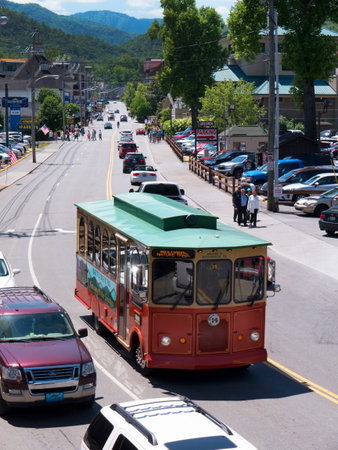 Trolley onzMain Street in Gatlinburg a holiday resort in Tennessee USAのeditorial素材