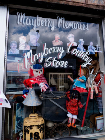 Mount Airy  in North Carolina is also known as Mayberry and it is a town caught in the past when in the 1950s it was used to film the Andy Griffiths Show. The town has given itself over to recreating and memorialising a time when family values and communiのeditorial素材