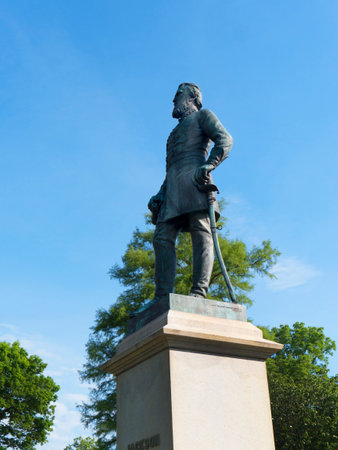 Statue of Thomas Stonewall Jackon in cemetery in Lexington Virginia USAのeditorial素材