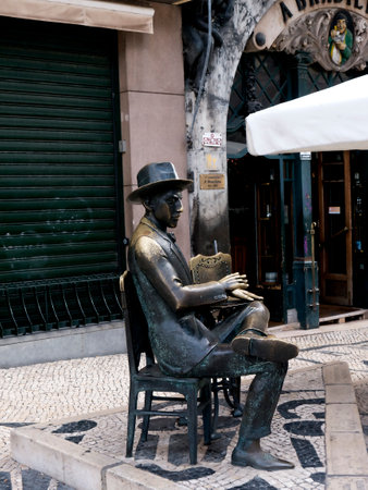 Fernando Pessoa Statue outside the A Brasileira cafe in Lisbon Portugalのeditorial素材