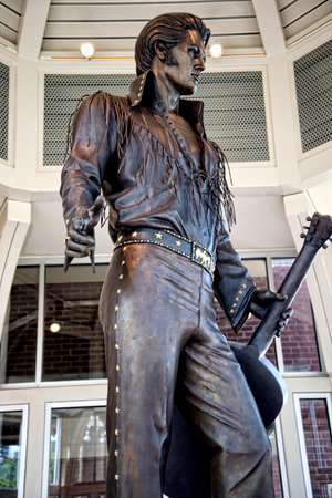 Statue of Elvis Presley at the Tennessee State Welcome Centre in Memphis USAのeditorial素材