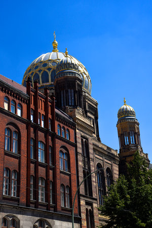 The new synagogue with its glittering, golden accented dome can be seen across Berlin shining in the Sunshine itâsimpressive domeのeditorial素材