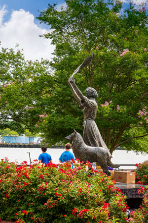 Statue of the girl who waited on the side of the River Savannah in Georgia USAのeditorial素材