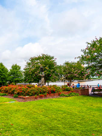 The Girl who waited Statue by the Savannah River in Savannah Georgia USAのeditorial素材