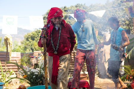 January 31, 2015 San Pedro la Laguna, Guatemala: tata Pedro Cruz one of the last authentic elderly Mayan shamans performing ritual with a younger manのeditorial素材