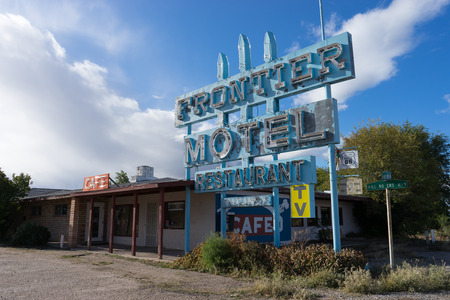 sign of an abandoned motel along route sixty six in arizona usaのeditorial素材