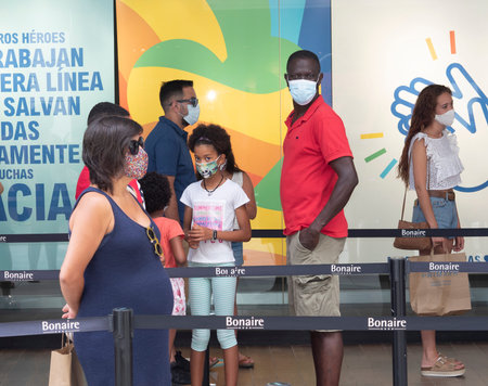 ALDAYA, VALENCIA / SPAIN; JULY 7, 2020; MAKING SOCIAL DISTANCE TO ENTER A STORE
