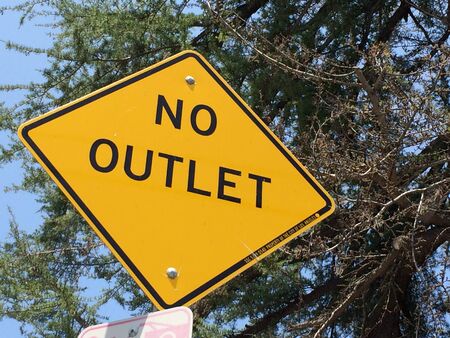 No outlet sign with green tree looking upの写真素材