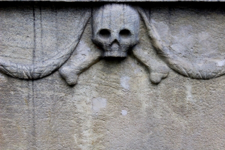 stone sculpture of the skull with crossbones の写真素材